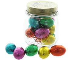 Glazen pot met paaseitjes