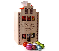 Houten huisje chocolade paaseieren